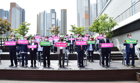 박물관 유치 위원회가 이건희 미술관 진주유치, 문화분권 실현 구호를 외치고 있다. ⓒ 프라임경제