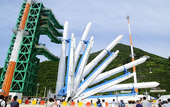누리호 기립 다중노출 모습. ⓒ 한국항공우주연구원