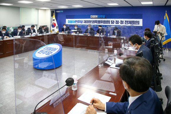 2일 국회 의원회관에서 열린 민주당 재정분권특위 당정청 회의 전경. ⓒ 연합뉴스