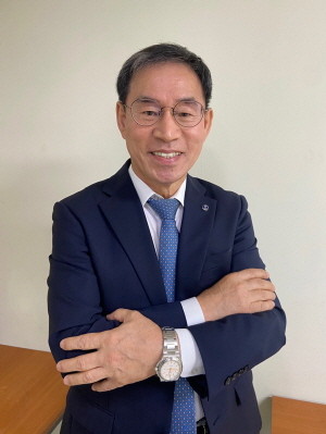 스탭스가 중장년 고용문제 해결을 위한 신사업으로 재취업 지원서비스 사업에 나선다. 사진은 박천웅 스탭스 대표. ⓒ 스탭스