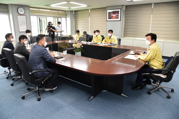 조규일 진주시장과 LH 노조가 LH 혁신안에 대해 간담회를 진행하고 있다. ⓒ 진주시