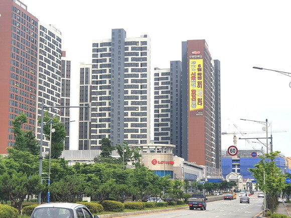 아파트 외벽에 걸린 GTX-D 서울 직결·5호선 김포 연장 현수막. ⓒ 프라임경제