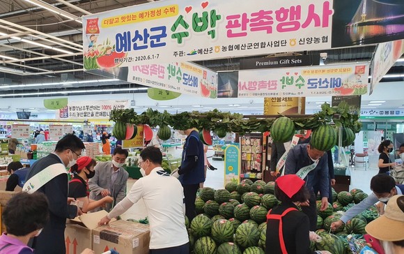지난해 진행된 성남농협 수박 판촉행사 모습. ⓒ 예산군