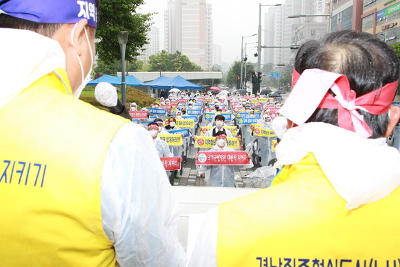 이영춘 진주상공회의소 회장이 LH 지키기 범시민 궐기대회를 선언하고 있다. ⓒ 프라임경제