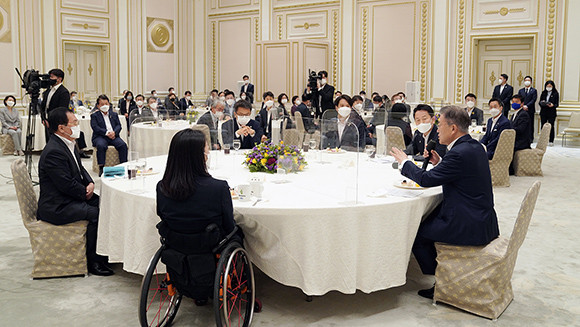 초선의원 간담회에서는 다양한 주제에 대한 논의가 진행됐으며, 문 대통령은 초선의원들이 제기한 여러 가지 문제들에 대해 깊이 있게 고민하고 해결방안을 모색키로 했다. ⓒ 청와대
