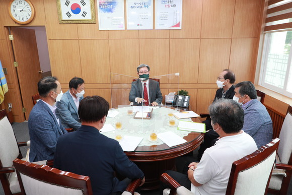 오태완 의령군수가 국립국어사전박물관 건립위원회와 간담회 가지고 있다. ⓒ 의령군