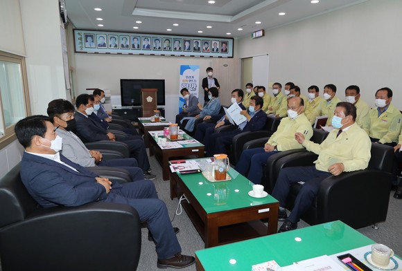 조근제 함안군수가 군의회와 소통 간담회를 가지고 있다. ⓒ 함안군
