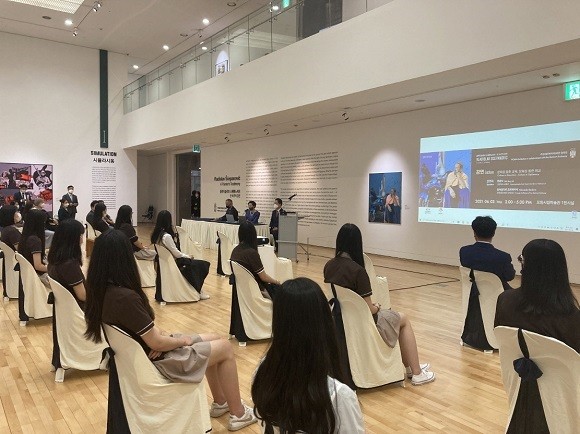 임종식 경북교육감이 포항시립미술관에서 전시연계 강연을 진행했다. ⓒ 포항시