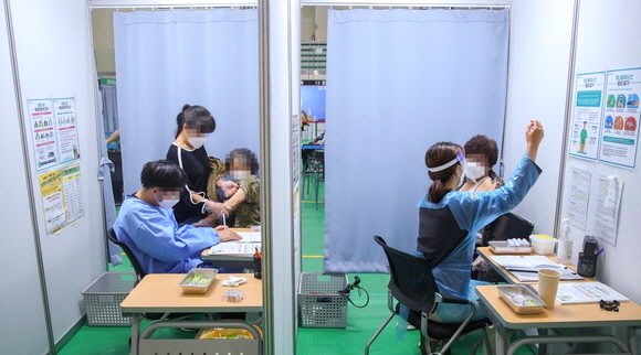 5대 은행과 인터넷은행들이 신종 코로나바이러스 감염증(코로나19) 백신휴가를 도입, 전 은행들은 직원들의 백신 접종을 독려하고 있다. ⓒ 연합뉴스