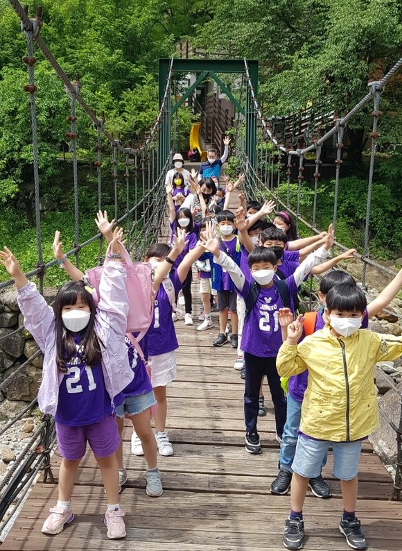 하동 진교초등학교 2학년 학생들이 베어빌리지 생태학습장에서 체험활동을 하고 있다. ⓒ 하동군