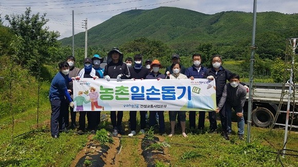 포항시 건설교통사업본부는 지난 4일 코로나19와 일손부족으로 어려움을 격고 있는 농가를 찾아 조금이나마 도움이 되기 위해 봄철 농촌일손돕기 봉사활동을 펼쳤다. ⓒ 포항시