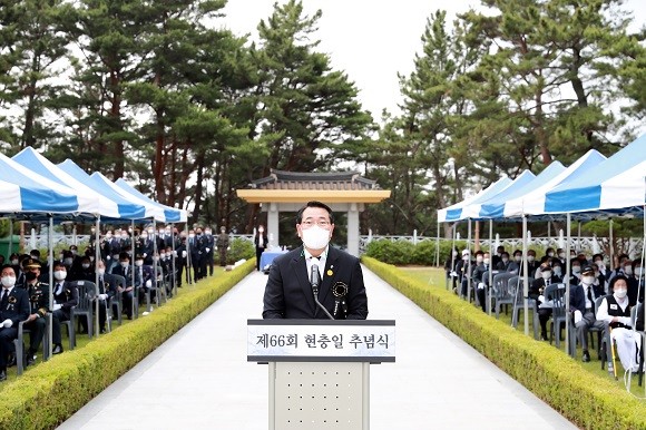 충혼탑에서 순국선열과 호국용사의 희생정신을 기리는 '제66회 현충일 추념식 행사'를 거행했다. ⓒ 울진군
