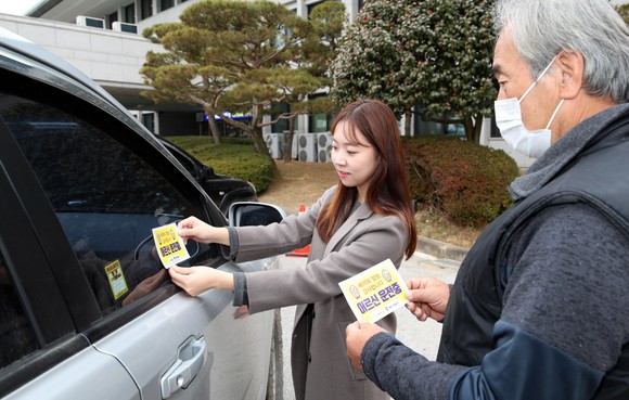 지난해 고령운전자를 위한 차량 스티커 배포 모습. ⓒ 태안군