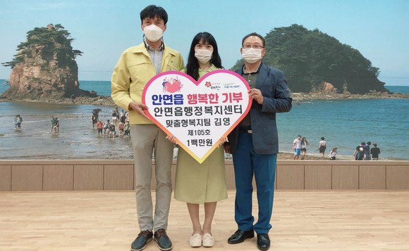 왼쪽부터 김장호 안면읍장, 김영 주무관, 최석칠 안면읍지역보장협의체 민간위원장. ⓒ 태안군
