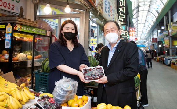 지난 7일 한국중부발전이 코로나19 극복을 위해 보령전통시장에서 "착한소비를 위한 시장 장보기 캠페인"을 전개했다.(오른쪽 김호빈 한국중부발전 사장). ⓒ 중부발전
