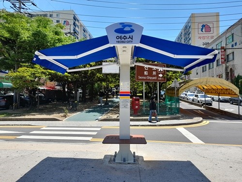 여수시 부영3단지 사거리에 설치된 스마트 그늘막 ⓒ 여수시
