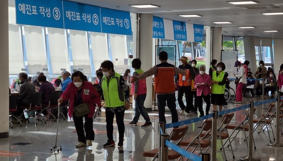 예방접종구역에서 백신접종 대상자들의 접종을 돕고 있는 봉사자들 모습. ⓒ 보령시
