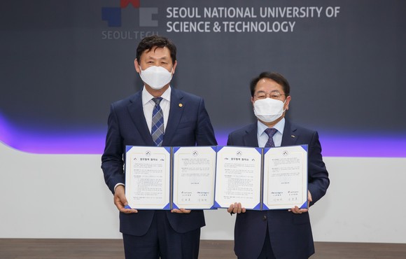 왼쪽부터 이동훈 서울과학기술대학교 총장과 박형덕 서부발전 사장. ⓒ 서부발전