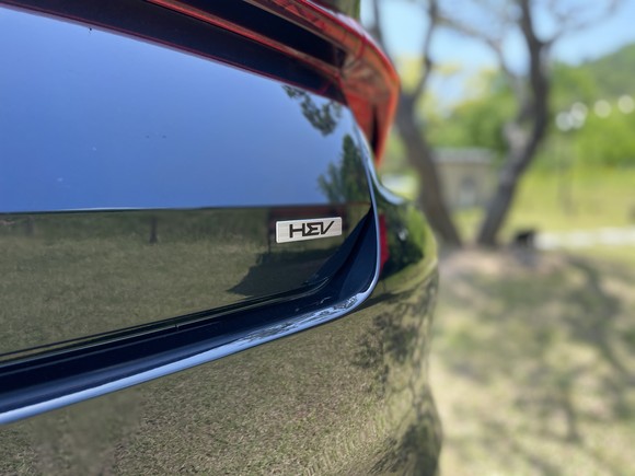 K8 하이브리드 후면에 자리 잡은 HEV 배지(badge). = 노병우 기자