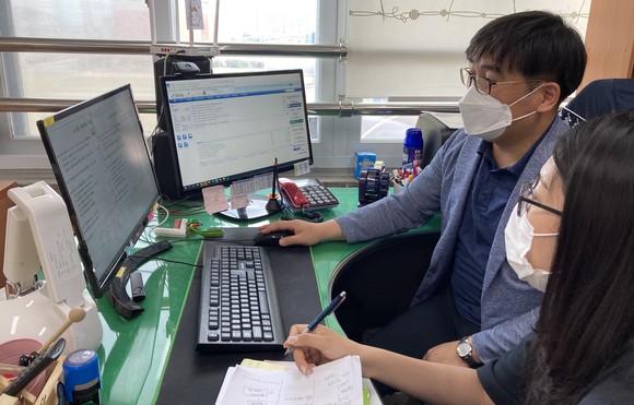 유화수 자문위원이 청룡초등학교에 찾아가 나이스 교무업무를 지원하고 있다. ⓒ 충남교육청