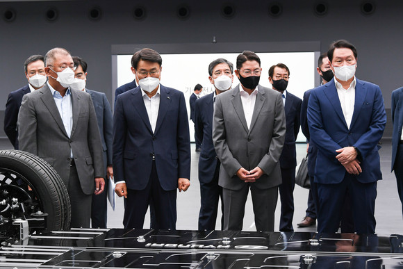 왼쪽부터 정의선 현대차그룹 회장, 최정우 포스코그룹 회장, 조현준 효성그룹 회장, 최태원 SK그룹 회장이 전기차 전용 플랫폼 E-GMP에 대한 설명을 듣고 있는 모습. ⓒ 현대자동차그룹