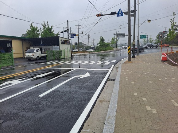 진주시가 개설한 정촌 강남마을 우회전 차로. ⓒ 진주시
