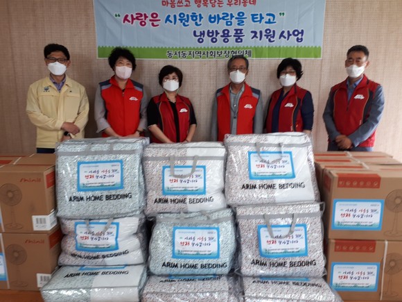 동서동지역사회보장협의체가 독거노인·장애인·만성질환자 37가구에 선풍기와 여름이불 등을 전달하고 있다. ⓒ 사천시
