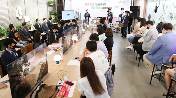 청년들과 소통·공감의 시간을 갖고 있는 양승조 지사. ⓒ 충남도
