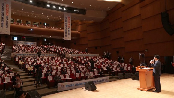 지난 11일 문예회관에서 충남민항유치추진위원회 발대식에서 양승조 충남지사가 축사을 하고 있다. ⓒ 충남도