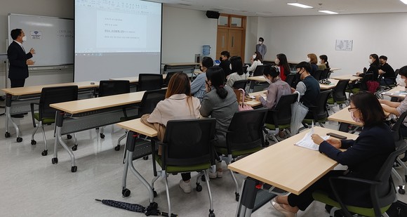 교육정보통계시스템 사용자 연수에서 강사가 지능형 교육정보통계시스템 활용 방법을 설명하고 있다. ⓒ 충남교육청