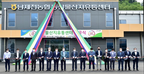 이상천 제천시장은 지난 11일 남제천농협 농산물산지유통센터 준공식에 참석해 테이프커팅식을 개최 하고 있다. ⓒ 제천시
