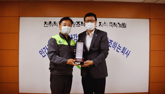 아세아시멘트는 지난 11일 대한적십자사로부터 '세계 헌혈자의 날'을 맞아 혈액관리본부장 표창을 수상 후 기념촬영을 하고 있다. ⓒ 제천시