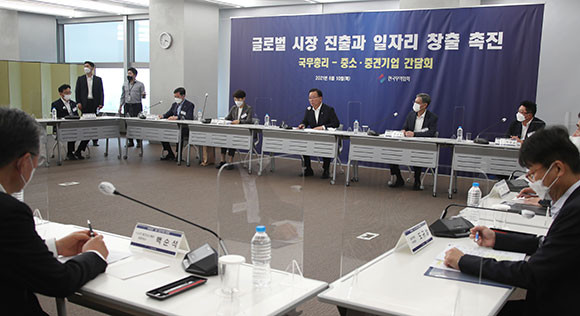 김부겸 국무총리는 지난 10일 서울 강남구 무역협회에서 열린 중소·중견기업 간담회에 참석했다. ⓒ 연합뉴스