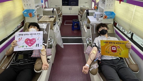 공사 임직원들이 헌혈에 참여하고 있다. ⓒ 경북문화관광공사