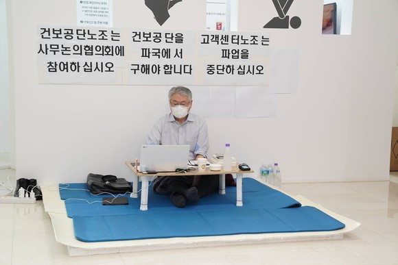 김용익 국민건강보험공단 이사장이 14일 강원 원주시 공단본부 로비에서 고객센터 파업 중단을 요청하며 단식을 시작했다. ⓒ 국민건강보험공단