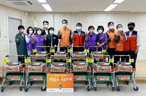 의령군 자원봉사센터가 사랑의 구르미카를 전달하고 있다. ⓒ 의령군