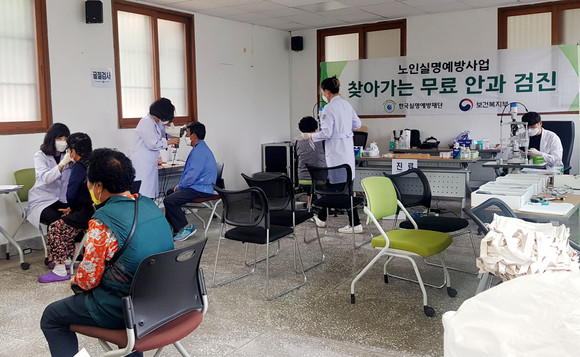 용덕면이 찾아가는 무료 안검진을 실시하고 있다. ⓒ 의령군