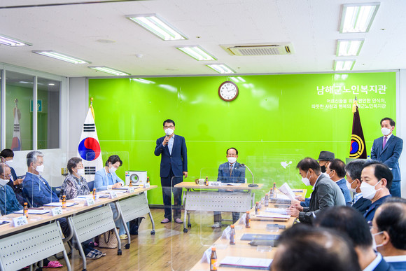 남해군이 대한노인회 남해군지회 자문위원을 위촉하고 있다. ⓒ 남해군