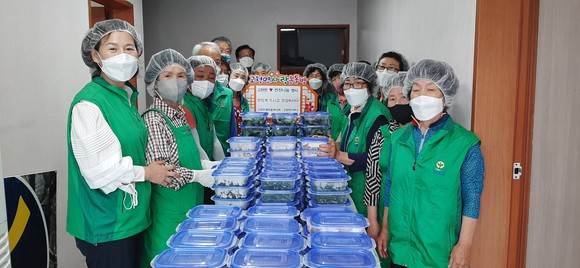 고현면새마을협의회 부녀회가 맛있게 드시다 반찬나눔 봉사를 펼치고 있다. ⓒ 남해군