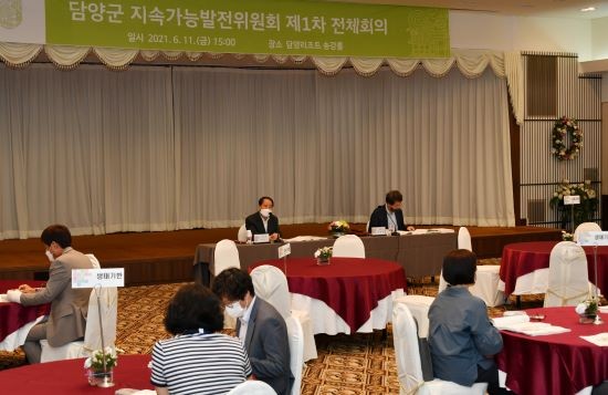 담양군은 11일 제1차 지속가능발전위원회를 개최하고 담양군 그린뉴딜 중기 실행계획에 대해 심의・의결했다. ⓒ 담양군