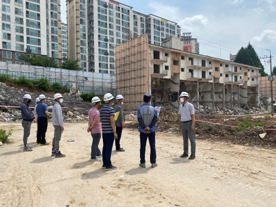 광주시 북구는 지난 12일 운암주공3단지 재건축 해체공사 관련 긴급 안전점검을 실시했다. ⓒ 광주광역시 북구청