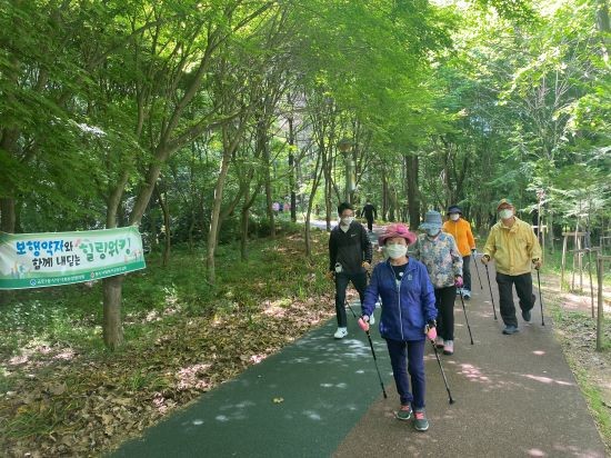 광주광역시 서구에서 진행하는 노르딕워킹. ⓒ 광주 서구청