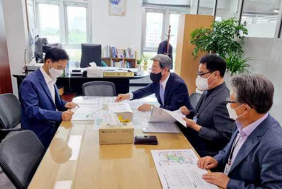 오태완 의령군수가 기획재정부를 방문하고 국도20호선 4차로 확장에 대한 필요성을 설명하고 있다. ⓒ 프라임경제
