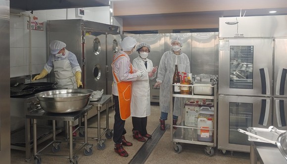 천안시 관계자가 기온이 높아지는 여름철을 맞아 6월부터 7월까지 어린이집을 대상으로 식중독 예방 점검을 하고 있다. ⓒ 천안시