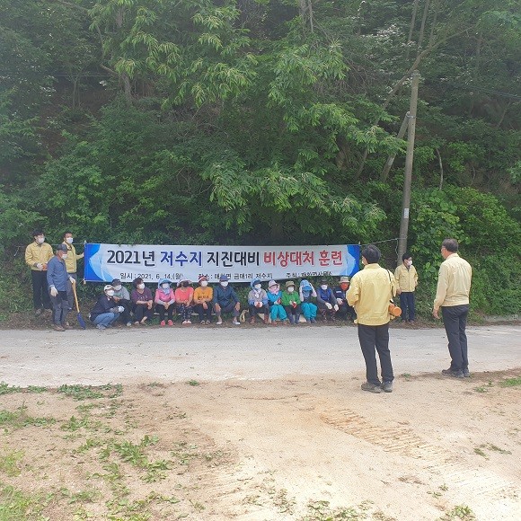 울진군은 지난 14일 지역주민 등 30여 명이 참석한 가운데 매화면 금매리 금매 저수지에서 '2021년 저수지 비상대처훈련'을 실시했다고 밝혔다. ⓒ 울진군
