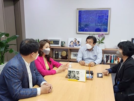 더불어민주당 이병훈 의원이 결혼중개업체 관계자들을 만나 현행 결혼중개업법에 대한 문제점과 애로 사항을 청취하고 있다. ⓒ 이병훈 의원실