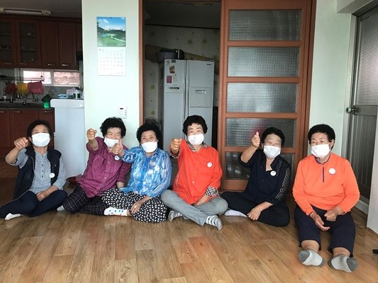 코로나19 백신을 접종한 75세 이상 어르신들이 '코로나19 백신 접종 인증 배지'를 가슴에 달았다. ⓒ 여수시