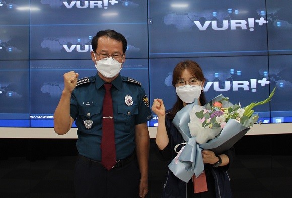 안동경찰서장이 영상정보통합센터에 근무 중 절도범 검거에 결정적인 역할을 한 관제요원 K씨에게 표창장을 수여하고 기념촬영을 하고 있다. ⓒ 안동시