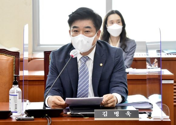 국회 정무위원회 소속 김병욱 더불어민주당 의원은 지난 3월 '자본시장법 개정안'을 발표했다. 개정안에는 금융위의 직권말소 범위를 '방문판매 등에 관환 법률 49조'와 '전자상거래 등에서 소비자 보호에 관한 법률 32조'를 추가했다. 김 의원은 유사투자자문업체를 활성화시키면서도 부적격 업체에 대해선 규제를 강화하겠다는 방침이다. ⓒ 연합뉴스