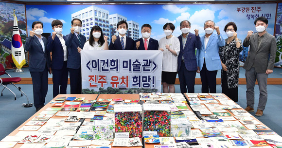 경남예술고등학교 학생들과 관계자들이 이건희미술관 진주유치에 동참하고 있다. ⓒ 진주시